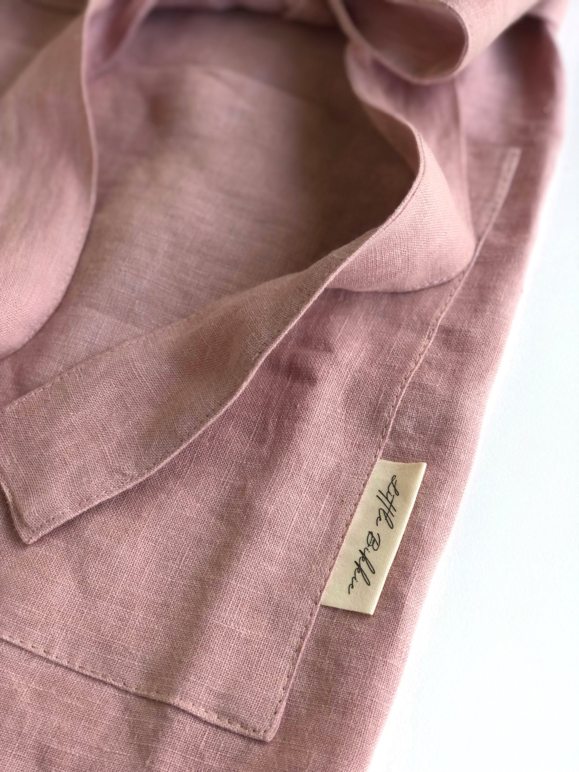 100% linen half waist apron. Large front pocket. Long ties can be fastened at the back or at the front, creating a large bow. Blush colour way.
