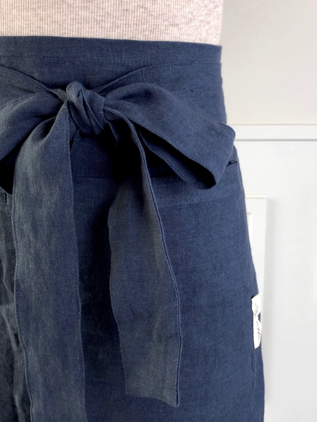 100% linen half waist apron. Large front pocket. Long ties can be fastened at the back or at the front, creating a large bow. Slate blue colour way.