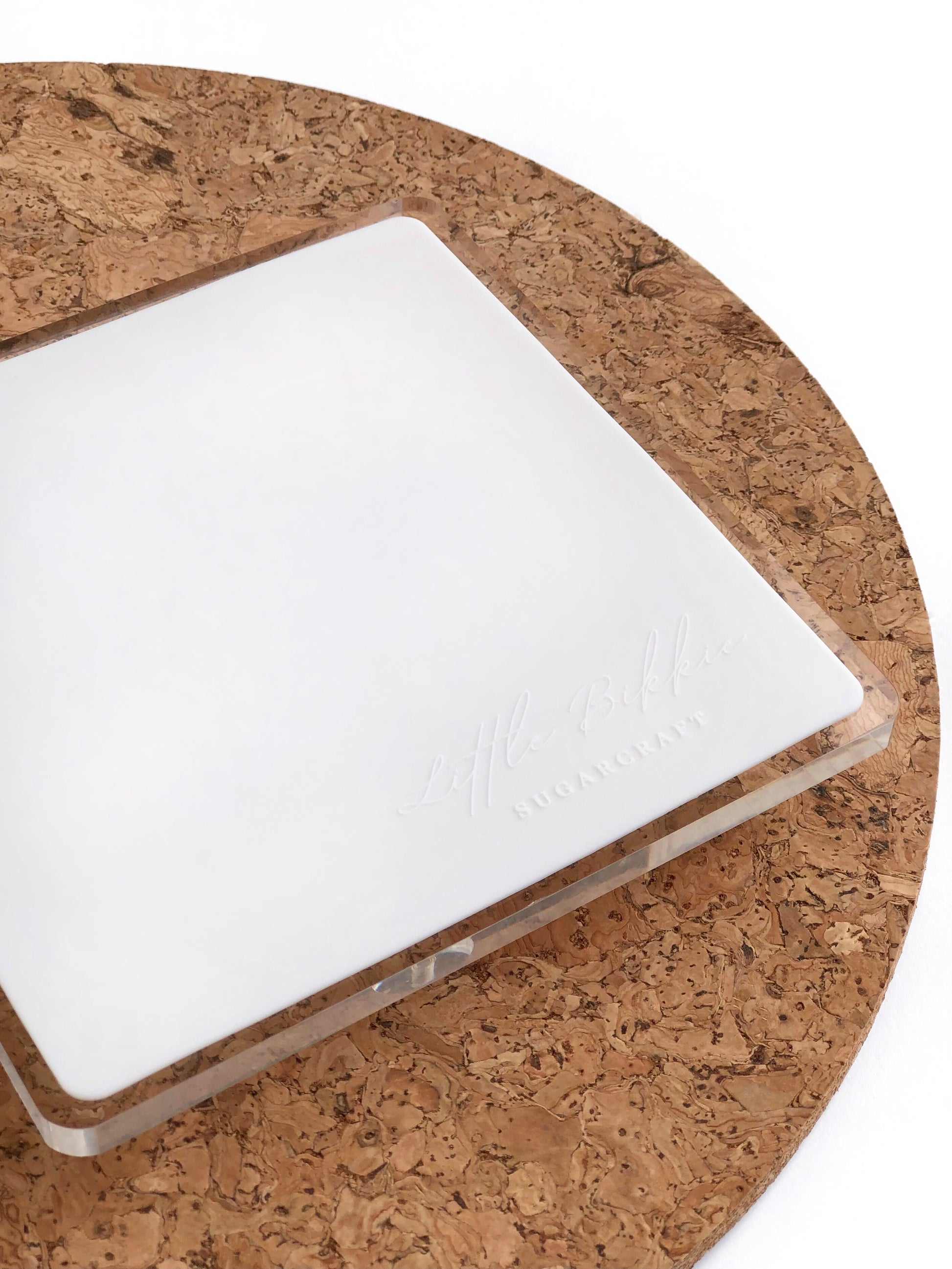 Cookie turntable with white, non slip silicone mat